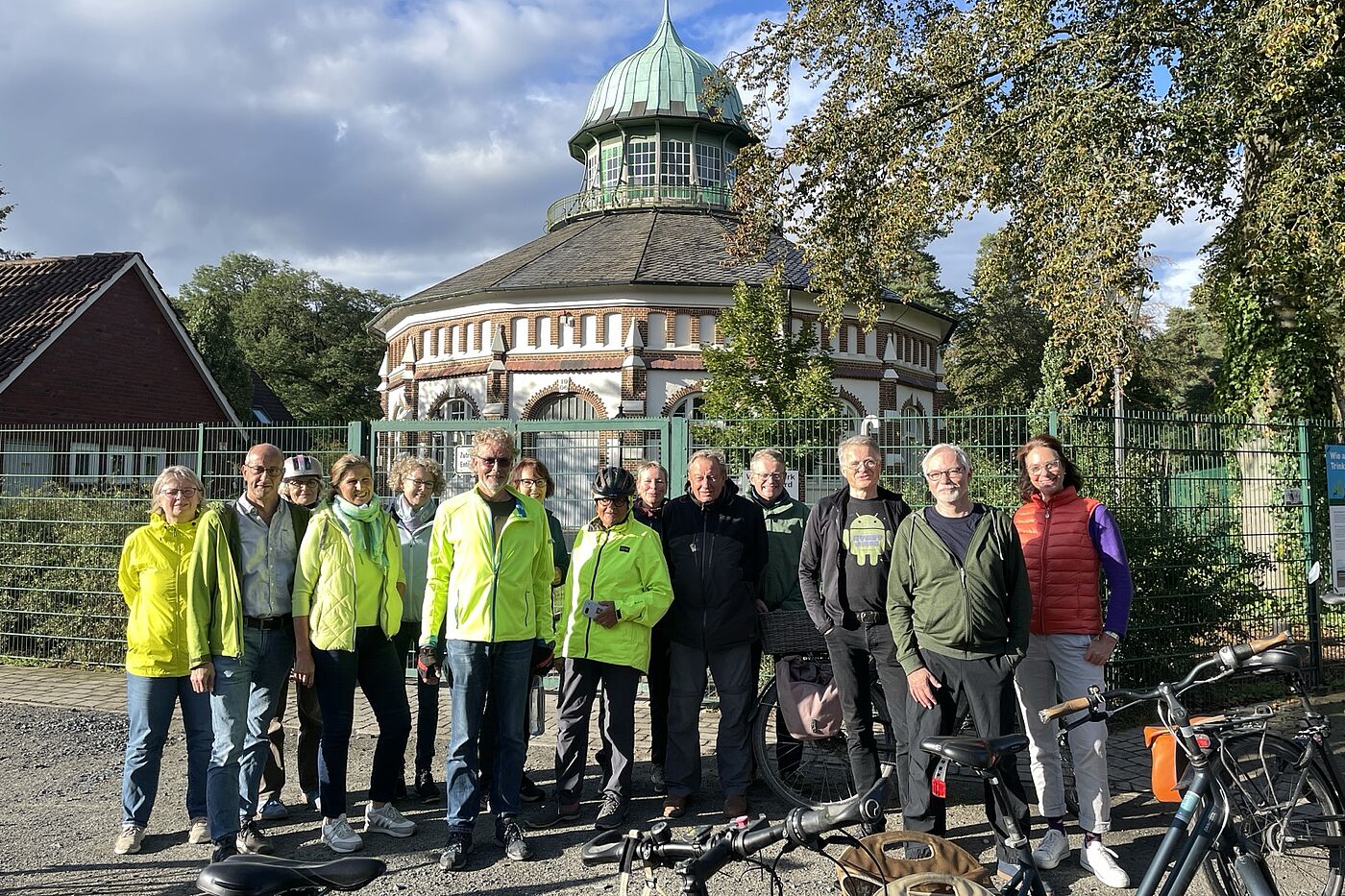 Alle vor dem Wasserwerk Hohe ward