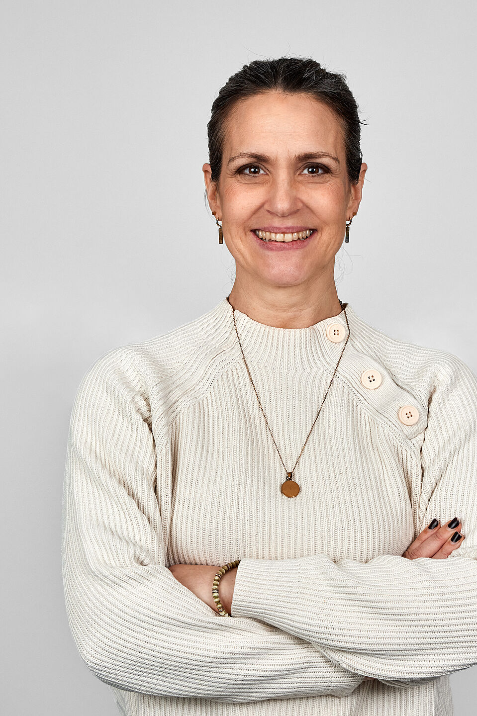 Sarah Holczer Eine Frau im Portrait.