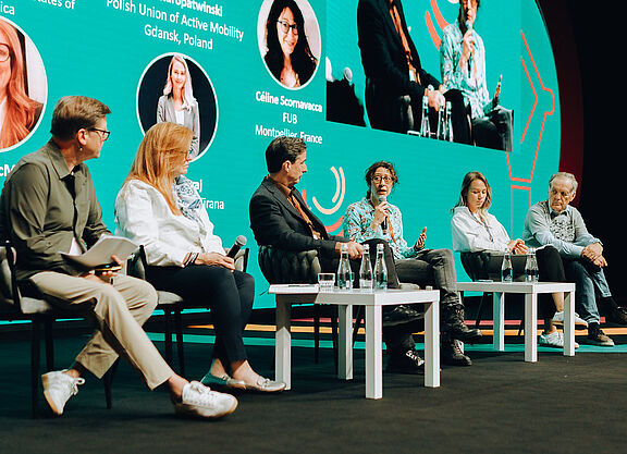 Eine Podiumsdiskussion auf der Velo-city 2025.