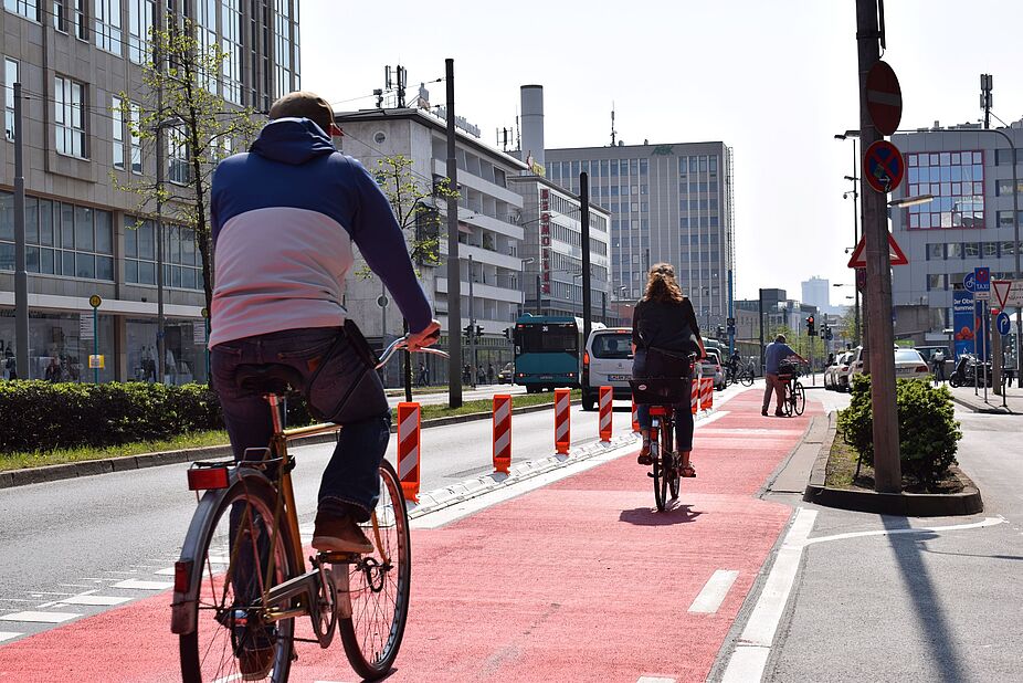 Geschützter Radfahrstreifen ("Protected Bikelane") an der Konstablerwache in Frankfurt / Main Geschützter Radfahrstreifen ("Protected Bikelane") an der Konstablerwache in Frankfurt / Main