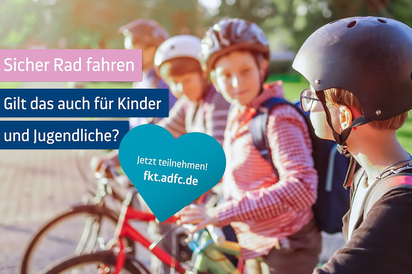 Drei Kinder mit Fahrradhelmen stehen mit ihren Fahrrädern im Grünen. Im Vordergrund ist ein Kind mit schwarzem Helm und Brille zu sehen. Die Grafik fragt, ob sicheres Radfahren auch für Kinder und Jugendliche gilt.